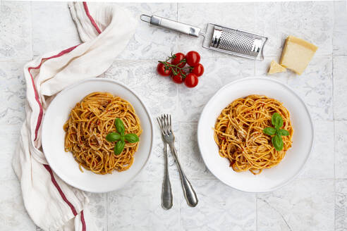 Spaghetti mit Tomatensauce, Parmesankäse und Basilikum - LVF08529