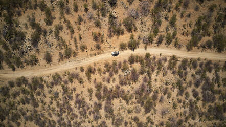 Luftaufnahme eines Jeeps auf einem Feldweg, Opuwo, Namibia - VEGF01412