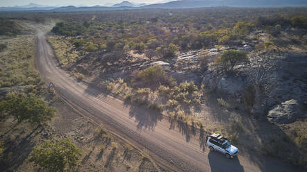 Luftaufnahme eines Jeeps auf einem Feldweg, Opuwo, Namibia - VEGF01413