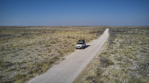 Luftaufnahme eines weißen Jeeps auf einem Feldweg, Damaraland, Namibia - VEGF01415