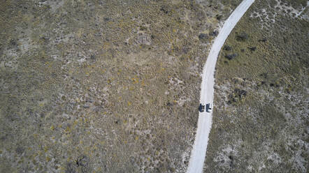 Luftaufnahme von Jeeps auf einer unbefestigten Piste, Damaraland, Namibia - VEGF01421