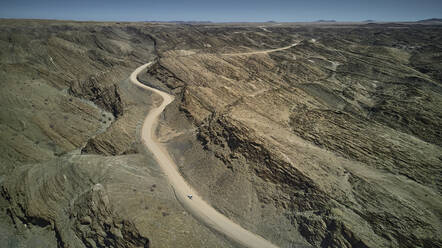 Luftaufnahme eines Jeeps auf schmutziger Piste, Namib-Wüstengebiet, Namibia - VEGF01423