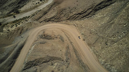 Luftaufnahme eines Jeeps auf schmutziger Piste, Namib-Wüstengebiet, Namibia - VEGF01425