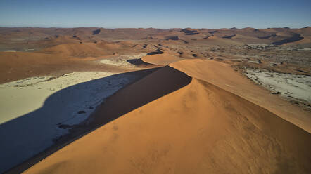 Luftaufnahme der orangefarbenen Sanddünen in der Namib-Wüste, Namibia - VEGF01427