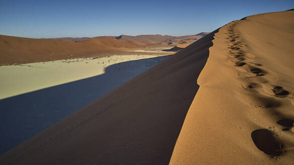 Luftaufnahme der orangefarbenen Sanddünen in der Namib-Wüste, Namibia - VEGF01428