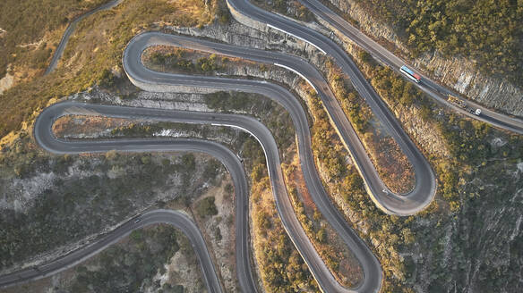 Luftaufnahme der kurvenreichen Straße, Serra de Leba, Angola - VEGF01433