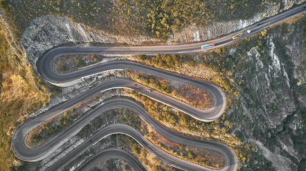 Luftaufnahme der kurvenreichen Straße, Serra de Leba, Angola - VEGF01435