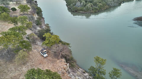 Luftaufnahme eines Jeeps mit einem Dachzelt, Cunene-Flussgebiet, Angola, lizenzfreies Stockfoto