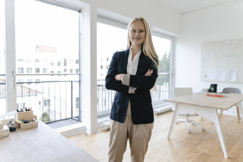 Porträt einer lächelnden jungen Geschäftsfrau im Büro - GUSF03219