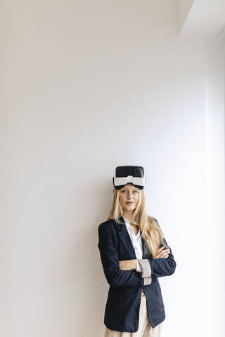 Porträt einer jungen Geschäftsfrau mit VR-Brille, lizenzfreies Stockfoto