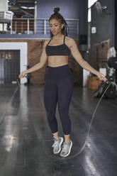 Female athlete skipping rope in gym - VEGF01468