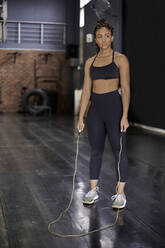 Female athlete skipping rope in gym - VEGF01469