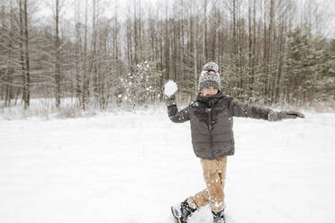 Junge wirft Schneeball - EYAF00846