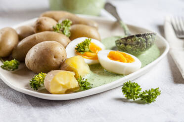 Kartoffelteller mit gekochten Eiern, Petersilie und Salsa verde-Sauce - SBDF04188