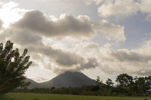 Costa Rica, Provinz Alajuela, La Fortuna, Wolken über dem Vulkan Arenal - TEBF00026