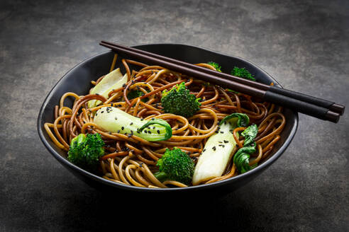 Schüssel Soba-Nudeln mit Pak Choi und Brokkoli, Sojasauce und schwarzem Sesam - LVF08547