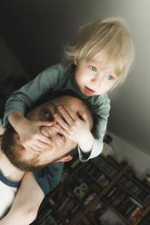 Vater trägt seine kleine Tochter auf den Schultern nach Hause - IHF00259