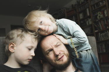 Vater mit zwei Kindern zu Hause - IHF00263
