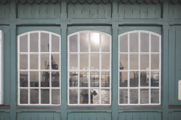 Deutschland, Hamburg, Ovelgonne, Hafen an der Elbe spiegelt sich im Fenster - ASCF01061