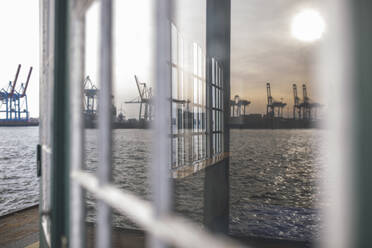 Deutschland, Hamburg, Ovelgonne, Hafen an der Elbe spiegelt sich im Fenster - ASCF01062