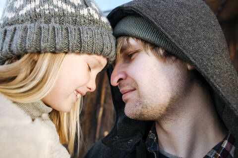 Nahaufnahme eines glücklichen Vaters mit Tochter im Freien im Winter, lizenzfreies Stockfoto