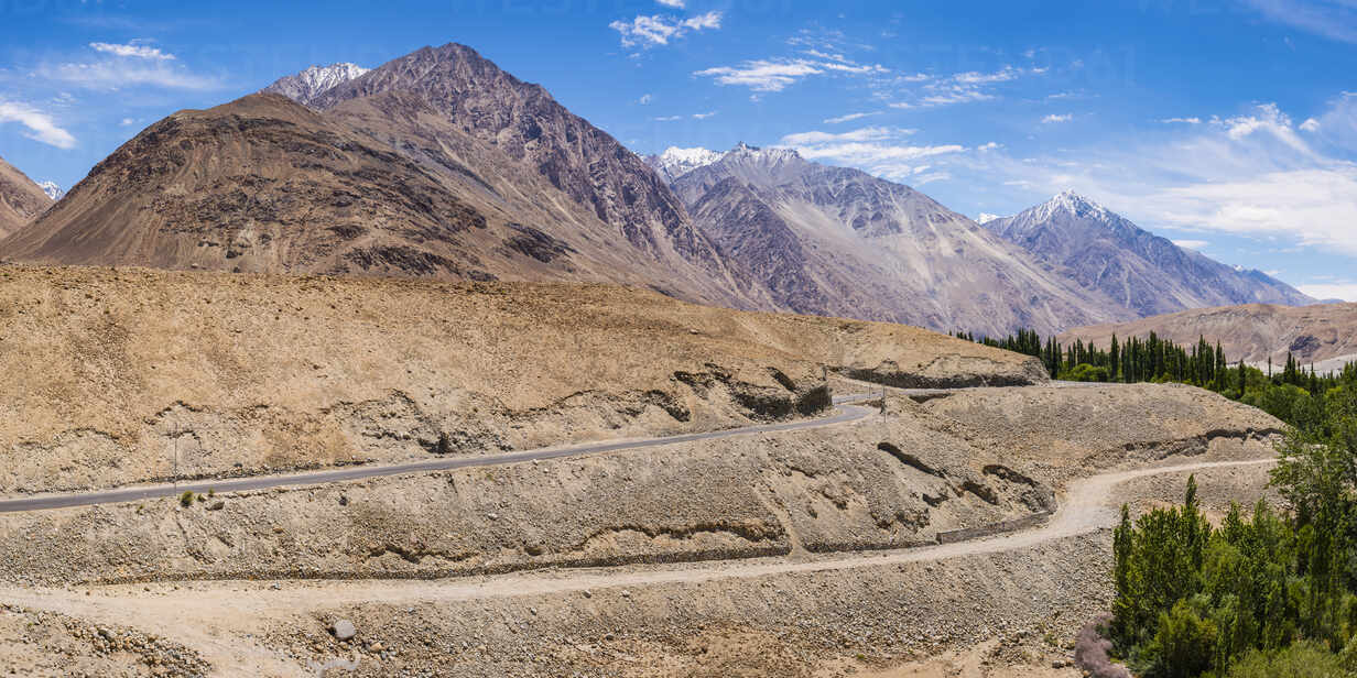 https://us.images.westend61.de/0001316021pw/india-jammu-and-kashmir-ladakh-nubra-valley-nubra-valley-mountain-landscape-WGF01312.jpg