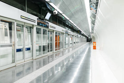 Moderne U-Bahn-Haltestelle mit Sicherheitstüren, lizenzfreies Stockfoto