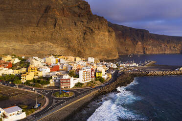 Spain, Canary Islands, La Gomera, Valle Gran Rey, Vueltas, View of town and coast - SIEF09416