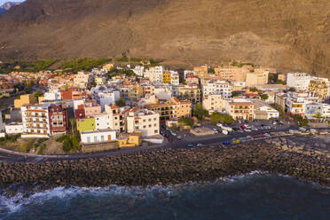 Spain, Canary Islands, La Gomera, Valle Gran Rey, Vueltas, View of town and coast - SIEF09419