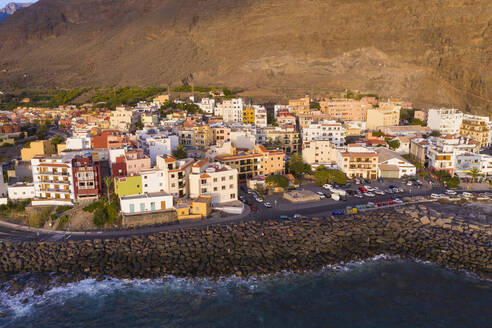 Spanien, Kanarische Inseln, La Gomera, Valle Gran Rey, Vueltas, Blick auf Stadt und Küste - SIEF09419