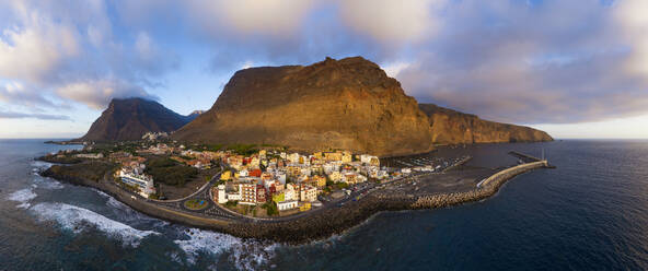 Spain, Canary Islands, La Gomera, Fishing port, town and Tequergenche mountain - SIEF09421