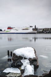 Schnee auf Felsen, Kreuzfahrtschiff im Hintergrund - JOHF05649