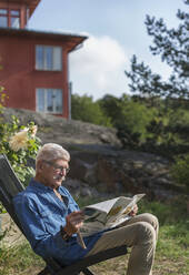 Senior man reading newspaper - JOHF05670
