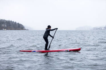 Woman paddle boarding - JOHF05683