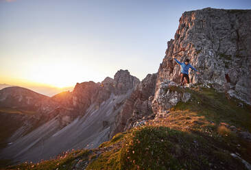 Älterer Mann beim Traillauf auf dem Bergkamm bei Axame Lizum, Österreich - CVF01521