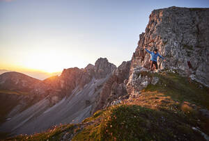 Älterer Mann beim Traillauf auf dem Bergkamm bei Axame Lizum, Österreich - CVF01521