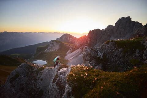 Frau beim Klettern am Bergkamm der Axamer Lizum, Österreich, lizenzfreies Stockfoto