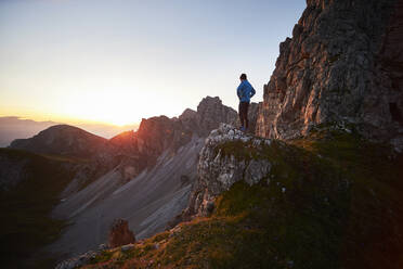 Bergläufer macht eine Pause und beobachtet den Sonnenaufgang in der Axamer Lizum, Österreich - CVF01526