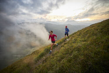 Mann und Frau beim Laufen in den Bergen - CVF01527