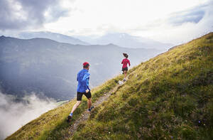 Mann und Frau beim Laufen in den Bergen - CVF01528