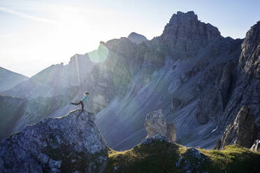 Frau balanciert auf Felsvorsprung, Axamer Lizum, Österreich - CVF01538