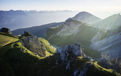 Bergsteiger ruhen sich auf einem Felssporn aus und genießen die Aussicht, Axamer Lizum, Österreich - CVF01540