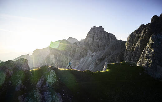 Mann läuft auf dem Bergrücken der Axamer Lizum, Österreich - CVF01541
