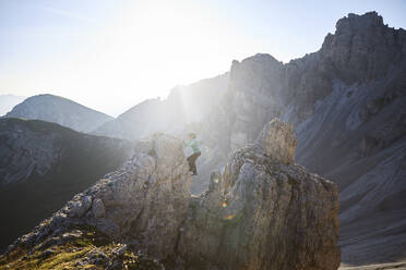 Frau klettert auf Felsen in den Bergen, Axamer Lizum, Österreich - CVF01542