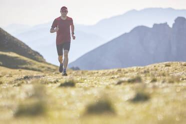 Trail runner running in the mountains - CVF01546