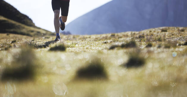 Trailrunner beim Laufen in den Bergen, niedriger Abschnitt - CVF01547