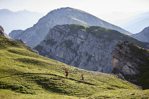 Mann und Frau beim Laufen in den Bergen - CVF01549