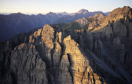 Österreich, Tirol, Axamer Lizum, Kalkkogel im ersten Morgenlicht - CVF01554