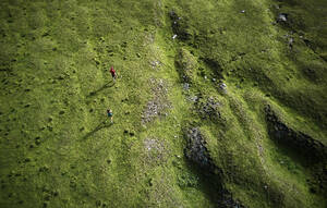 Mann und Frau laufen in den Bergen, Drohnenansicht - CVF01559