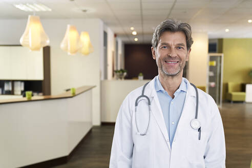 Porträt eines selbstbewussten Arztes in seiner Arztpraxis - PHDF00027